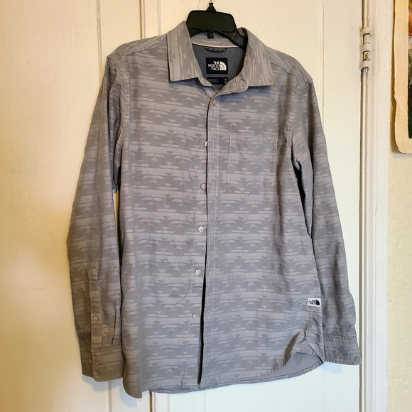 🏔️ The North Face Men's Long Sleeve Button-Down Shirt - Gray Aztec Print - Size - Picture 2 of 8